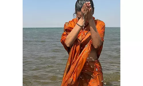 महाकुंभ पहुंचीं Isha Gupta, त्रिवेणी संगम में पवित्र स्नान किया