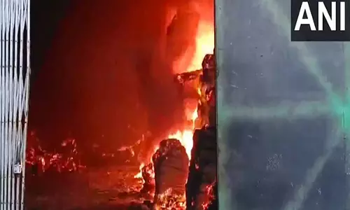 West Bengal: जूट फैक्ट्री में भीषण आग लगी, मौके पर अग्निशमन सेवाएं West Bengal: जूट फैक्ट्री में भीषण आग लगी, मौके पर अग्निशमन सेवाएं