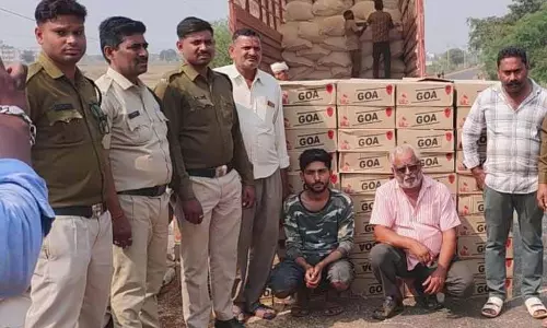 मेटाडोर से 445 पेटी शराब जब्त, धान भूसा में छिपाकर की जा रही थी सप्लाई