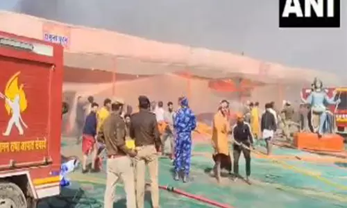 Prayagraj: महाकुंभ मेला क्षेत्र में लगी आग, दमकलकर्मी मौके पर पहुंचे Prayagraj: महाकुंभ मेला क्षेत्र में लगी आग, दमकलकर्मी मौके पर पहुंचे