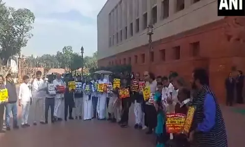 Tamil Nadu के विपक्षी सांसदों ने संसद के बाहर प्रदर्शन किया
