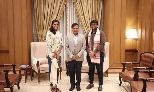Assam के मुख्यमंत्री हिमंत बिस्वा सरमा ने बैडमिंटन स्टार पीवी सिंधु से मुलाकात की