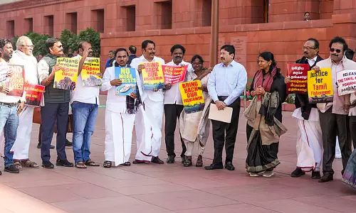 Parliament: मछुआरों की रिहाई की मांग को लेकर तमिलनाडु के सांसदों ने किया विरोध प्रदर्शन Parliament: मछुआरों की रिहाई की मांग को लेकर तमिलनाडु के सांसदों ने किया विरोध प्रदर्शन