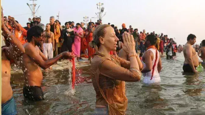 Prayagraj: शांति की तलाश में सनातन धर्म की ओर विदेशी श्रद्धालु खींचे चले आ रहे Prayagraj: शांति की तलाश में सनातन धर्म की ओर विदेशी श्रद्धालु खींचे चले आ रहे