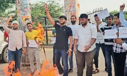 Bharatpur: पुलिस ने संविदा भर्ती घोटाले का विरोध कर रहे छात्रों पर लाठीचार्ज किया