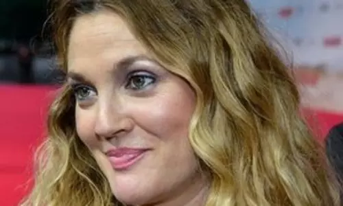 Drew Barrymore ने खुलासा किया, उनका बेस्ट ऑनस्क्रीन किस एडम सैंडलर के साथ है