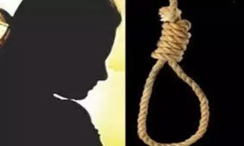 Bahraich: नवविवाहिता ने फंदा लगाकर दी जान,पोस्टमार्टम के लिए भेज शव Bahraich: नवविवाहिता ने फंदा लगाकर दी जान,पोस्टमार्टम के लिए भेज शव