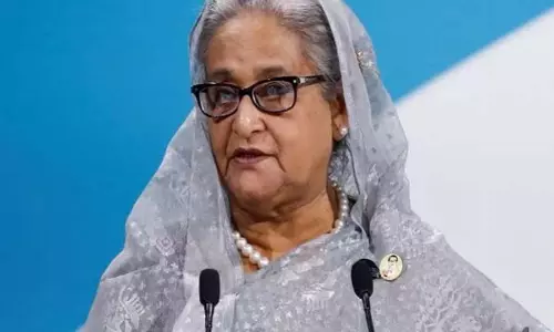 बांग्लादेश में भीड़ ने अपदस्थ प्रधानमंत्री शेख हसीना के पारिवारिक घर को नष्ट कर दिया