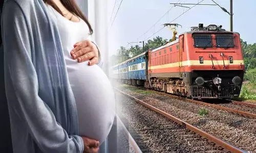 एक व्यक्ति ने गर्भवती महिला को Jollarpettai के पास चलती ट्रेन से फेंक दिया
