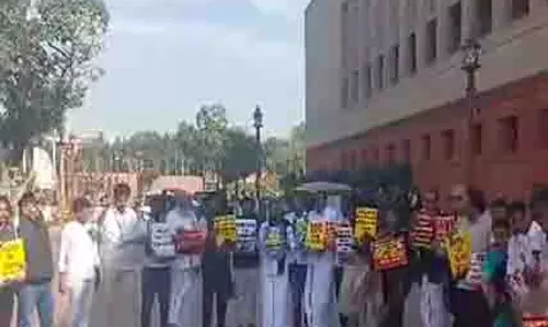 Sri Lanka से भारतीय मछुआरों को वापस लाने की मांग की, विपक्षी सांसदों ने संसद के बाहर किया प्रदर्शन Sri Lanka से भारतीय मछुआरों को वापस लाने की मांग की, विपक्षी सांसदों ने संसद के बाहर किया प्रदर्शन