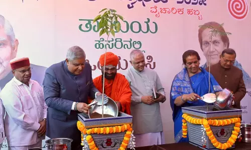 Karnataka: उपराष्ट्रपति जगदीप धनखड़ ने अपनी मां के नाम पर पौधा लगाया Karnataka: उपराष्ट्रपति जगदीप धनखड़ ने अपनी मां के नाम पर पौधा लगाया