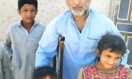 निवासी ने पाकिस्तान तटरक्षक बल पर Balochistan में नाव नष्ट करने का आरोप लगाया