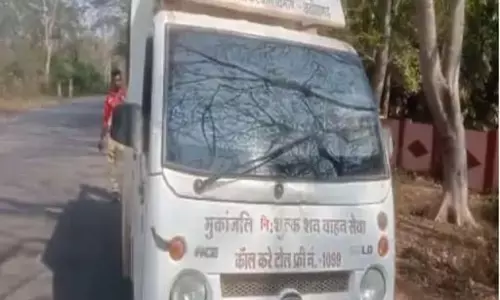 शव वाहन खराब, ट्रैक्टर में लाश लेकर घर पहुंचे परिजन शव वाहन खराब, ट्रैक्टर में लाश लेकर घर पहुंचे परिजन