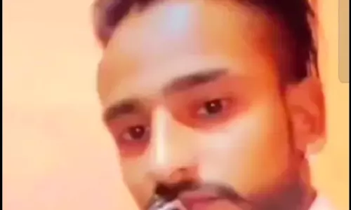 Farrukhabad: चौकीदार का सरकारी पिस्टल के साथ फोटो सोशल मीडिया पर वायरल हुआ Farrukhabad: चौकीदार का सरकारी पिस्टल के साथ फोटो सोशल मीडिया पर वायरल हुआ