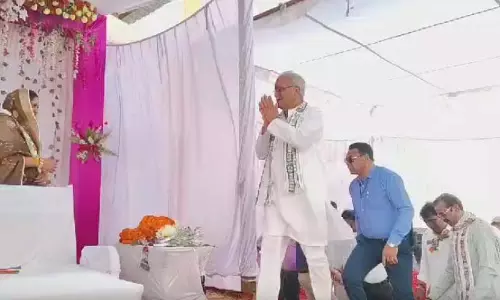 भूपेश की चुनावी सभा में दिखे स्कूली बच्चे और टीचर, वीडियो वायरल भूपेश की चुनावी सभा में दिखे स्कूली बच्चे और टीचर, वीडियो वायरल