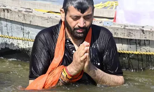 Haryana :  सीएम सैनी ने त्रिवेणी संगम में लगाई पवित्र डुबकी