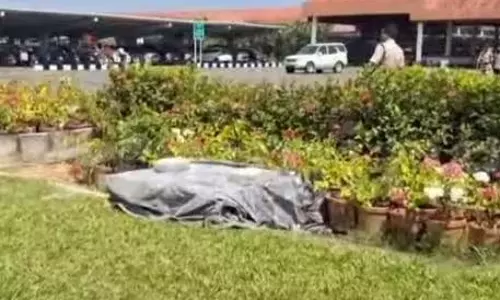 Kochi एयरपोर्ट पर कूड़े के गड्ढे में गिरने से 3 साल के बच्चे की मौत Kochi एयरपोर्ट पर कूड़े के गड्ढे में गिरने से 3 साल के बच्चे की मौत