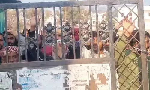 Jammu: आइसोलेशन सेंटर में रह रहे ग्रामीणों ने किया विरोध प्रदर्शन