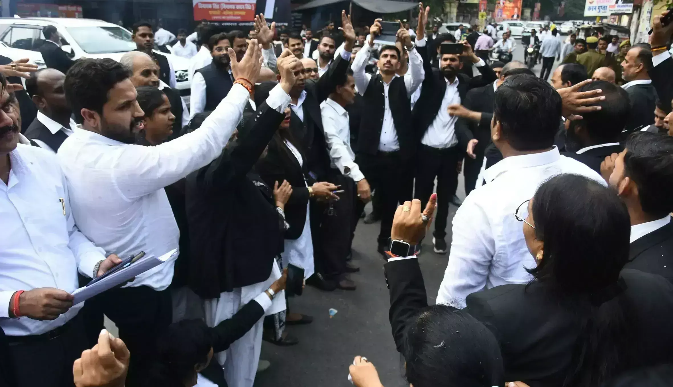 Lucknow: काली पट्टी बांध हाई कोर्ट पहुंचे अधिवक्ता Lucknow: काली पट्टी बांध हाई कोर्ट पहुंचे अधिवक्ता