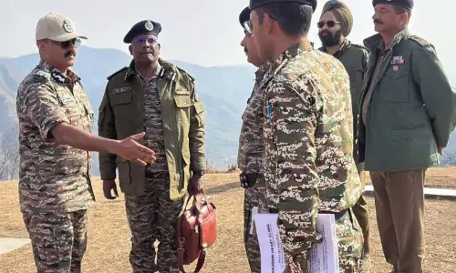 CRPF प्रमुख ने जम्मू-कश्मीर के राजौरी में अग्रिम इलाकों का दौरा किया CRPF प्रमुख ने जम्मू-कश्मीर के राजौरी में अग्रिम इलाकों का दौरा किया