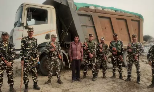 Assam : पत्थर से लदे डंपर के साथ अवैध खनन माफिया को गिरफ्तार