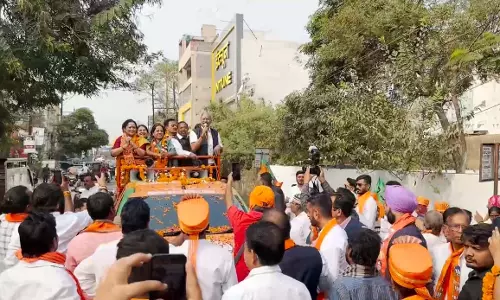 MP बृजमोहन अग्रवाल ने महापौर प्रत्याशी मीनल चौबे और पार्षद प्रत्याशियों के पक्ष में किया रोड शो