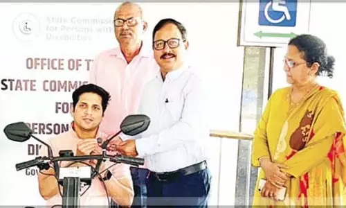 GOA: दिव्यांग व्यक्ति को मोटरयुक्त व्हीलचेयर मिली GOA: दिव्यांग व्यक्ति को मोटरयुक्त व्हीलचेयर मिली