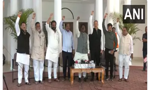 शिवसेना (UBT) के सांसदों ने शिंदे गुट में शामिल होने की खबरों पर कहा कि महायुति ने अफवाहें फैलाई हैं शिवसेना (UBT) के सांसदों ने शिंदे गुट में शामिल होने की खबरों पर कहा कि महायुति ने अफवाहें फैलाई हैं