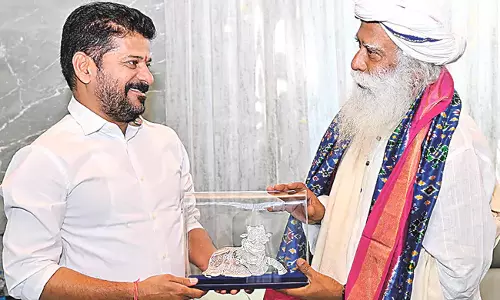Telangana: मुख्यमंत्री ने जग्गी वासुदेव को शॉल ओढ़ाकर सम्मानित किया Telangana: मुख्यमंत्री ने जग्गी वासुदेव को शॉल ओढ़ाकर सम्मानित किया