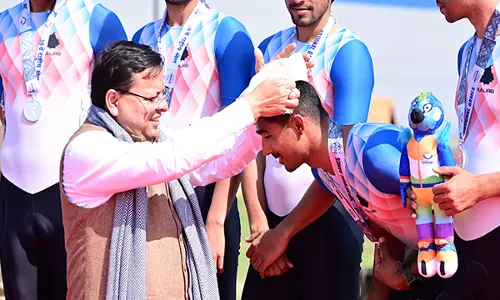 CM धामी ने 38वें राष्ट्रीय खेलों में साइकिलिंग पदक विजेताओं को पदक प्रदान किए