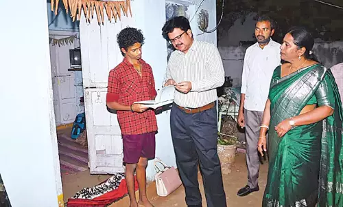 Telangana: कलेक्टर ने छात्रों के दरवाजे खटखटाओ कार्यक्रम का शुभारंभ किया Telangana: कलेक्टर ने छात्रों के दरवाजे खटखटाओ कार्यक्रम का शुभारंभ किया