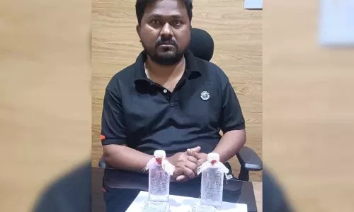 Telangana BC आयोग का कर्मचारी एक लाख रुपये की रिश्वत लेते रंगे हाथ पकड़ा गया Telangana BC आयोग का कर्मचारी एक लाख रुपये की रिश्वत लेते रंगे हाथ पकड़ा गया