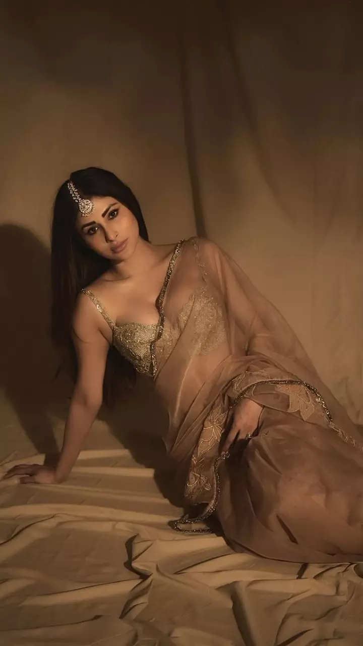 साड़ी में खूबसूरत लगी मौनी रॉय