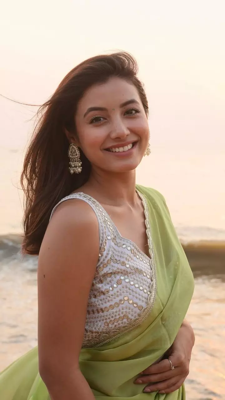 साड़ी में खूबसूरत लगी सुरभि दास
