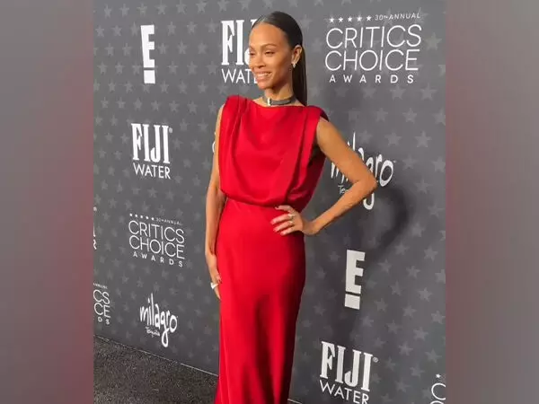 Zoe Saldana ने 30वें क्रिटिक्स चॉइस अवार्ड्स में अपनी लाल गाउन से सबका ध्यान खींचा