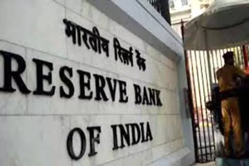 आरबीआई की ब्याज दरों में कटौती के बाद बाजार में गिरावट आरबीआई की ब्याज दरों में कटौती के बाद बाजार में गिरावट