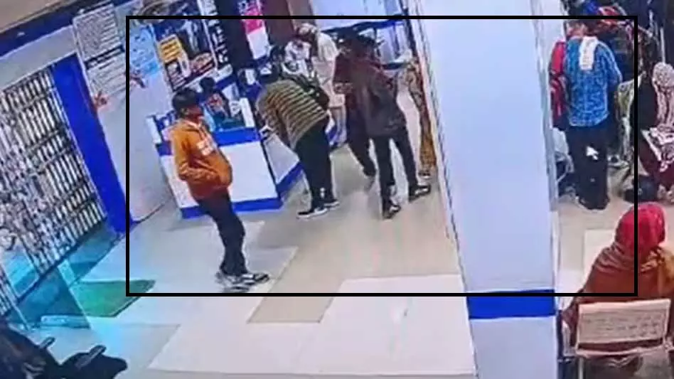 OMG! पूर्व सैनिक के साथ ये क्या हो गया, बैंक में खलबली OMG! पूर्व सैनिक के साथ ये क्या हो गया, बैंक में खलबली