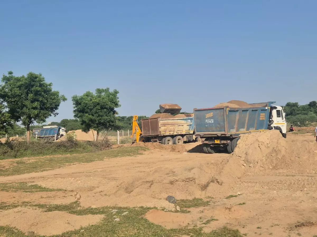 Dausa: प्रशासन ने अवैध बजरी स्टॉक और बिना कन्वर्जन प्लाट काटने को लेकर दिखाए तेवर