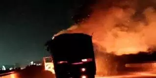 Lucknow: ट्रक में लगी आग, लाखों का सामान राख Lucknow: ट्रक में लगी आग, लाखों का सामान राख