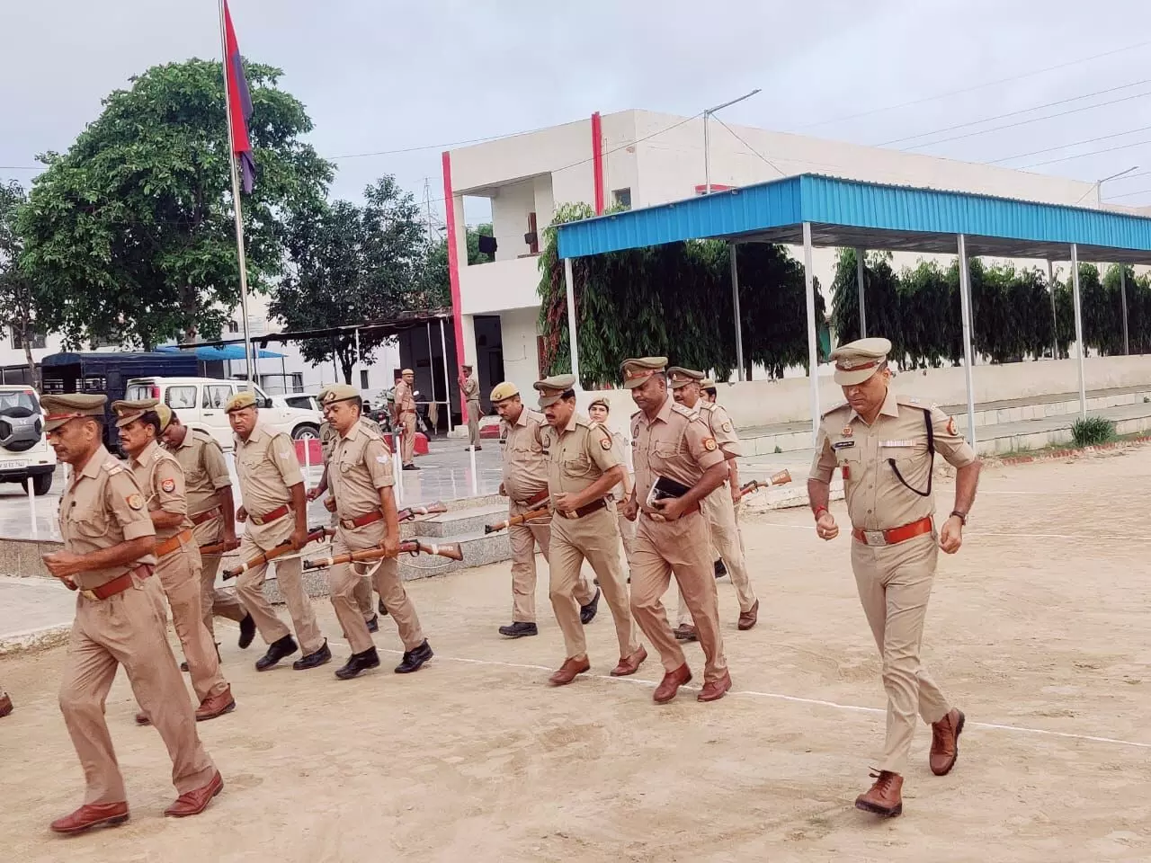 Jhansi: पुलिस अधीक्षक मोहम्मद मुश्ताक ने परेड का निरीक्षण किया