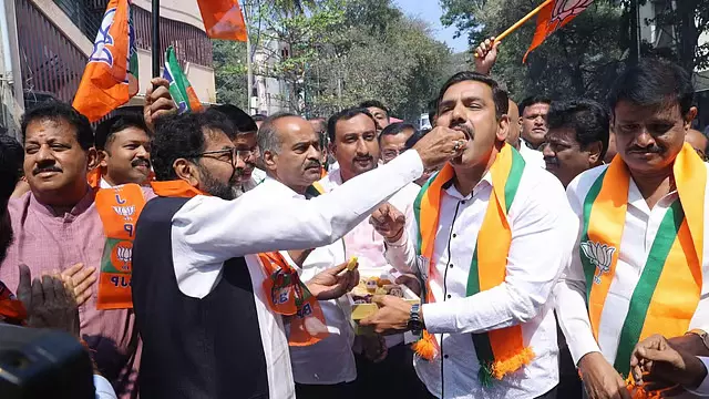 Karnataka: भाजपा कार्यालय में जश्न, विजयेंद्र बोले- केजरीवाल का मुखौटा नहीं उतरा Karnataka: भाजपा कार्यालय में जश्न, विजयेंद्र बोले- केजरीवाल का मुखौटा नहीं उतरा