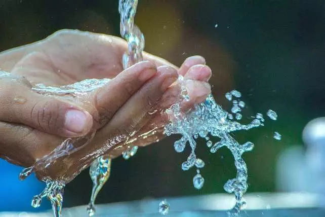 टेकारी विद्यालय में पेयजल समस्या से जूझ रहा शाला परिवार टेकारी विद्यालय में पेयजल समस्या से जूझ रहा शाला परिवार
