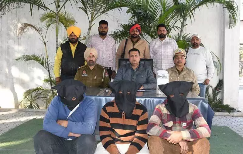 Ludhiana: तीन सदस्य पुलिस के शिकंजे में, 2.20 लाख रुपये, धारदार हथियार जब्त