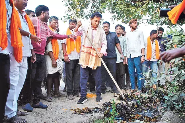 Andhra: विधायक ने स्वच्छता कार्य का लिया जिम्मा Andhra: विधायक ने स्वच्छता कार्य का लिया जिम्मा