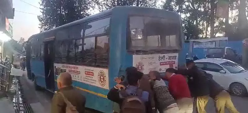 HRTC बस बीच सडक़ फिर खराब