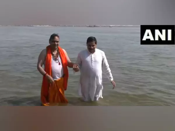 राजस्थान मुख्यमंत्री और मध्य प्रदेश मुख्यमंत्री ने MahaKumbh में डुबकी लगाई राजस्थान मुख्यमंत्री और मध्य प्रदेश मुख्यमंत्री ने MahaKumbh में डुबकी लगाई