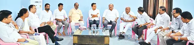 Telangana: केटीआर ने उपलब्ध पिछड़ा वर्ग नेताओं के साथ बैठक की Telangana: केटीआर ने उपलब्ध पिछड़ा वर्ग नेताओं के साथ बैठक की