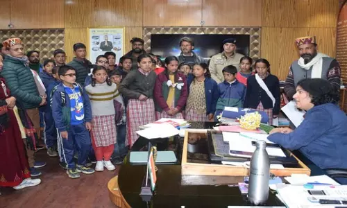 Himachal: छात्रों ने डीसी से मिलकर स्कूल भवन निर्माण की मांग की