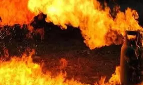 Moradabad: रिफिलिंग के दौरान गैस सिलेंडर फटने से हड़कंप