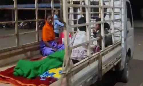 उल्टी-दस्त से युवक की मौत, शव वाहन नहीं मिलने पर भड़के परिजन उल्टी-दस्त से युवक की मौत, शव वाहन नहीं मिलने पर भड़के परिजन